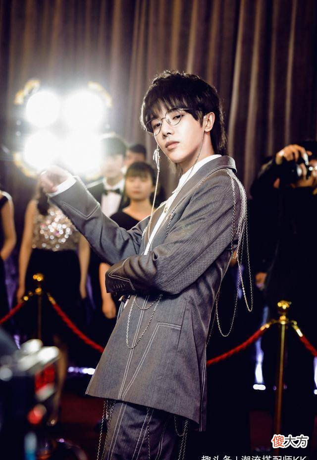 【就爱时尚】华晨宇身穿西服套装，演绎翩翩贵公子，真是太有绅士风度了！