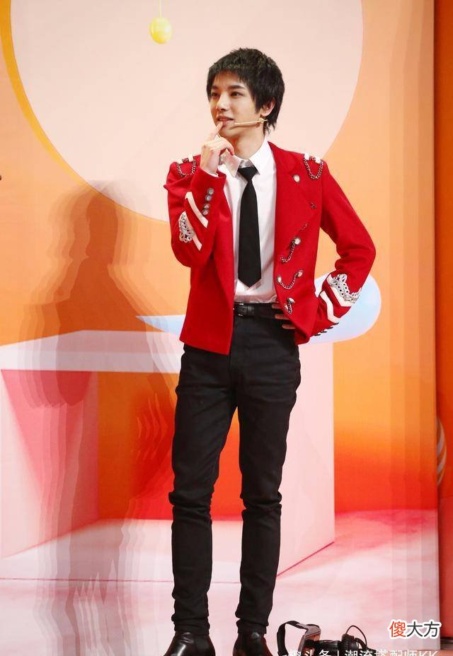 【就爱时尚】华晨宇身穿西服套装，演绎翩翩贵公子，真是太有绅士风度了！