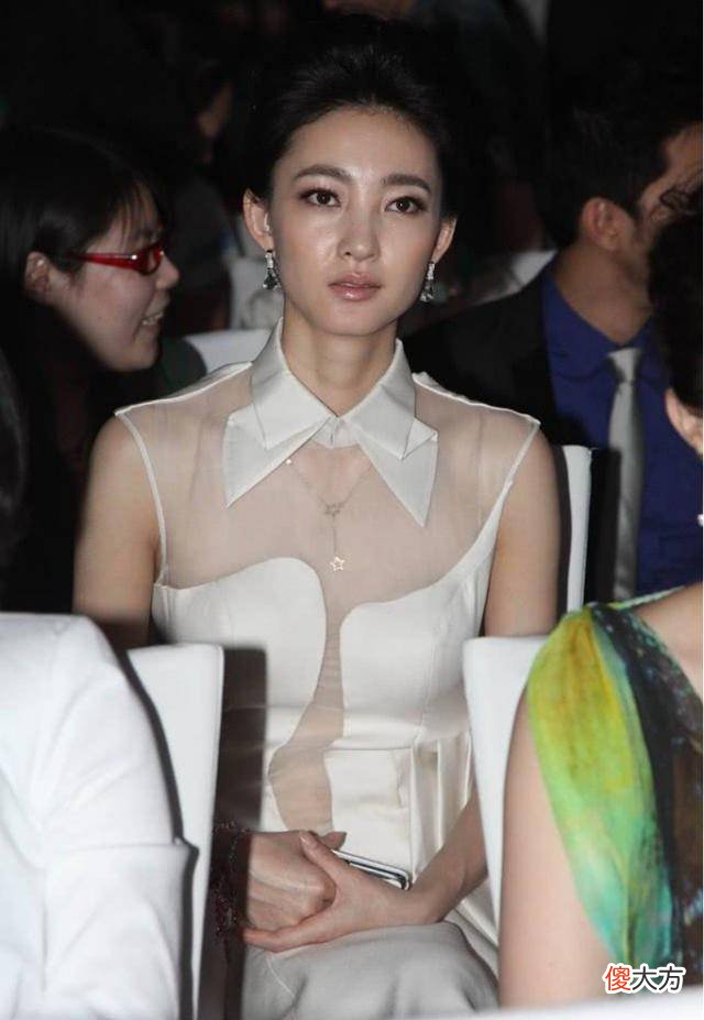 【时尚一点】王丽坤用衬衫裙搭配自己，让自己的形象更加高端一些