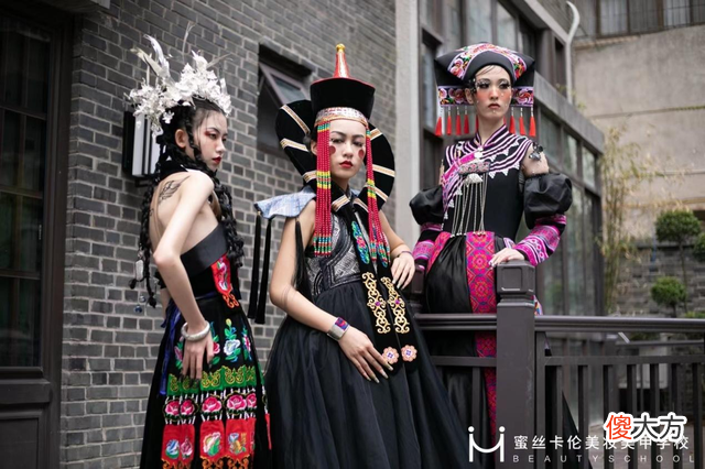 【就爱时尚】蜜丝卡伦美妆美甲学校启幕大秀，致敬色彩，戏出云南