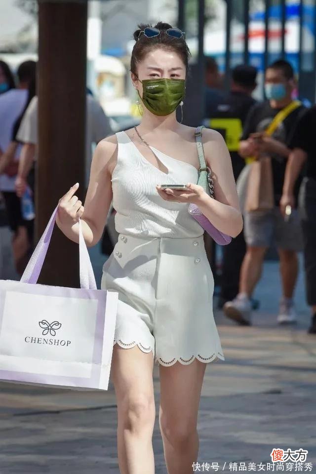 【就爱时尚】白色花边短裤搭配露肩装，御姐范十足