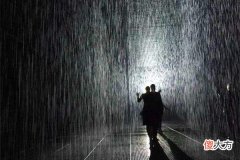 梦见淋雨、淋湿_做梦梦到淋雨、淋湿是什么意思