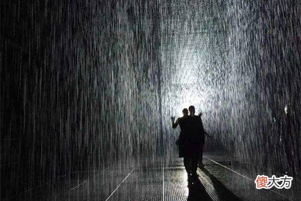 梦见淋雨、淋湿_做梦梦到淋雨、淋湿是什么意思