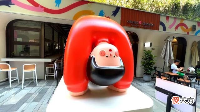 【就爱时尚】温柔治愈，元气满满！知名装置艺术“下腰女孩”空降静安