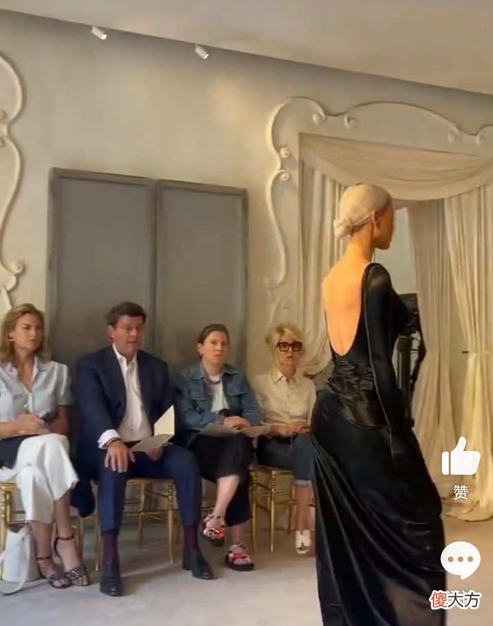 【时尚一点】金卡戴珊走秀好僵硬！穿露背包臀礼服身材不输超模，20斤肉没白减