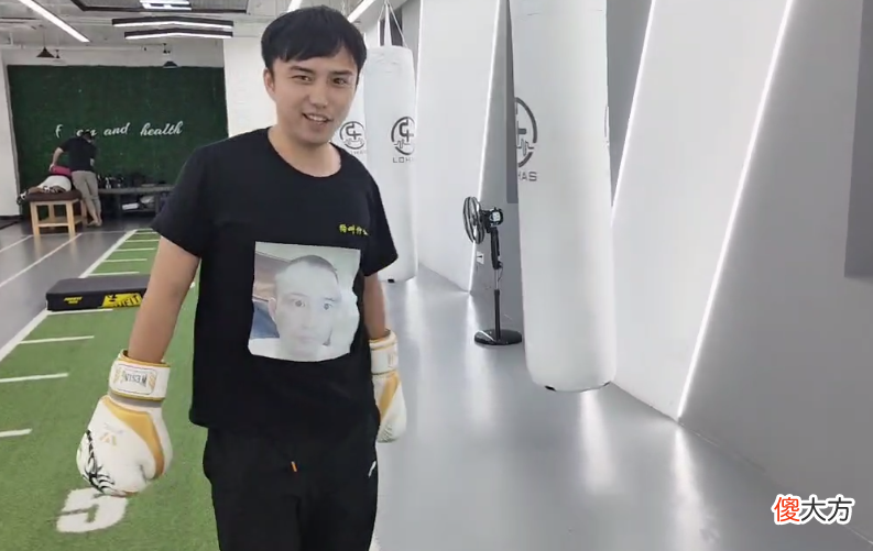 【游戏世界】耀扬趁童锦程还在招募美女，偷偷和女徒弟特训，却被对方一拳放倒