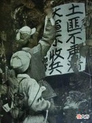 【爱历史】19岁战士只揣一枚手榴弹，独自去土匪家，遇13个土匪正喝酒，咋办
