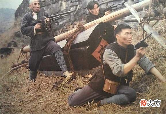 【爱历史】19岁战士只揣一枚手榴弹，独自去土匪家，遇13个土匪正喝酒，咋办