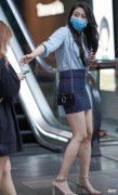【时尚一点】浅蓝色衬衣配深蓝短裙杏色高跟鞋，休闲的职业装穿出优雅骨感美