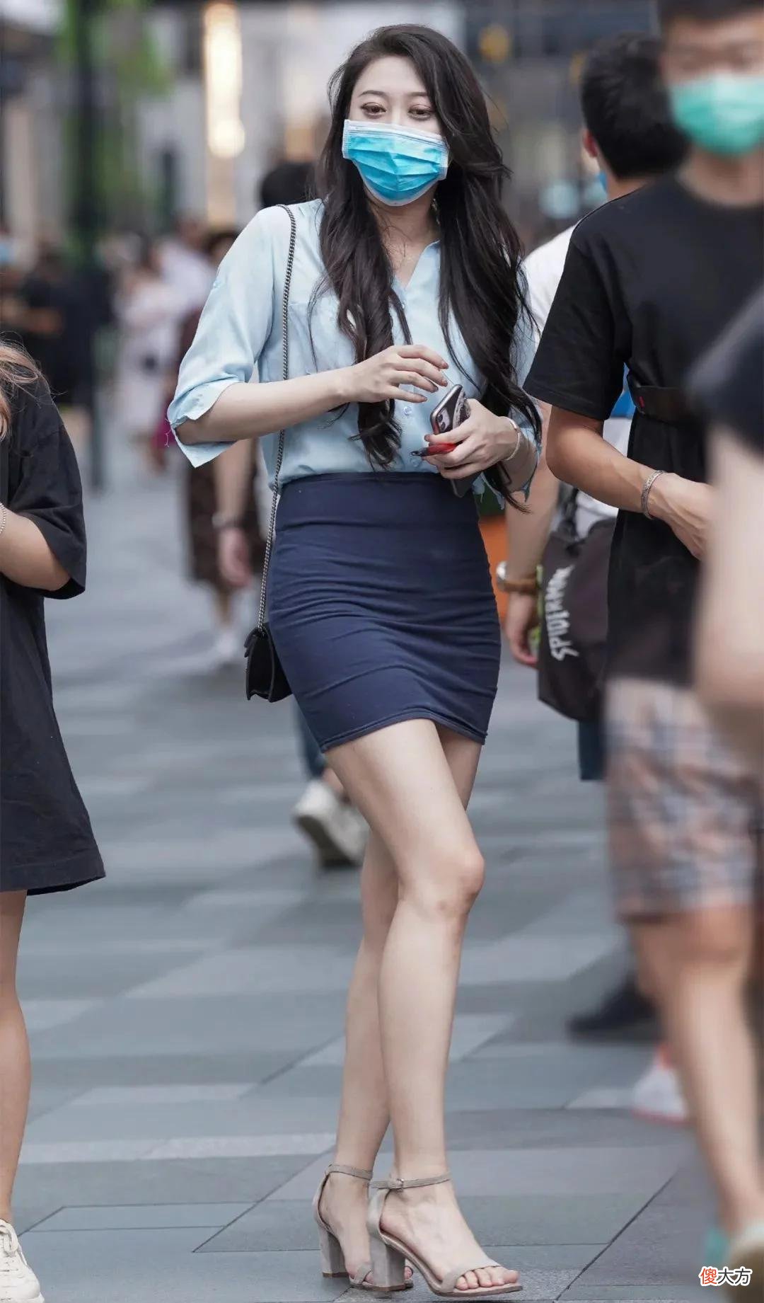 【时尚一点】浅蓝色衬衣配深蓝短裙杏色高跟鞋，休闲的职业装穿出优雅骨感美