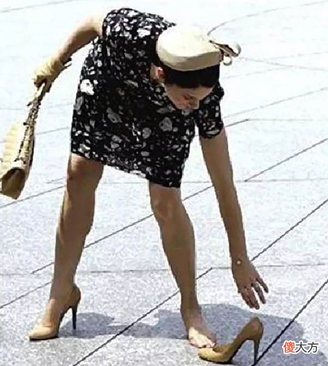 【时尚一点】40岁凯特终于不穿高跟鞋，脚踩拼接款平底鞋看马球，依然气质出众