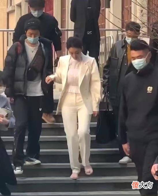 【时尚一点】45岁李小冉罕见亮相活动，大腿像大象腿，网友：岁月不饶人