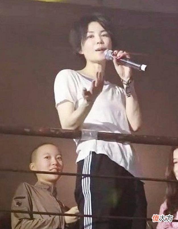【时尚一点】王菲出席活动受人diss,香槟色头巾换上“渣女大波浪”发型