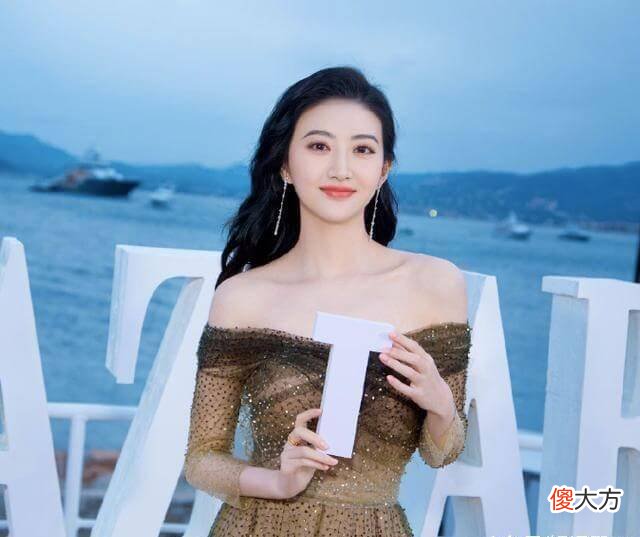 【时尚一点】景甜在芭莎之夜上的礼服装扮，杨柳细腰丰满的上围，身材这么有料