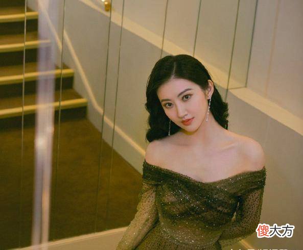 【时尚一点】景甜在芭莎之夜上的礼服装扮，杨柳细腰丰满的上围，身材这么有料