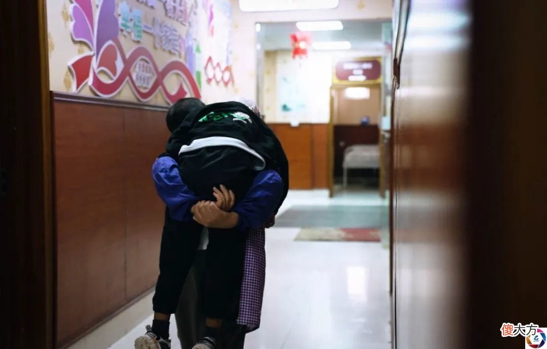 男童6个月大亲妈出走，7岁时莫名患上罕见病，8个月倒退成“婴儿”