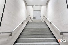 梦见楼道_做梦梦到楼道是什么意思