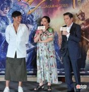 【就爱时尚】向太的裙装造型，过于宽松肥大像睡衣
