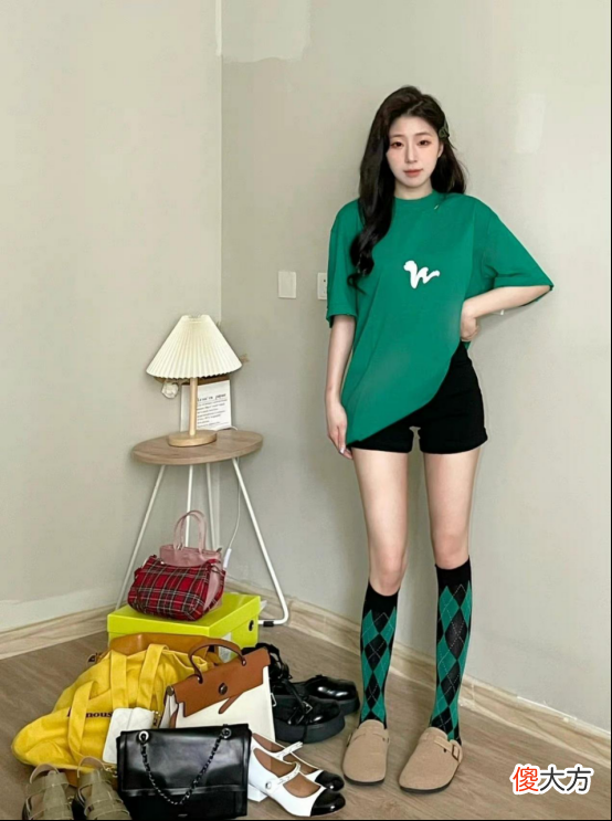 【就爱时尚】如何巧妙运用穿搭拍出美照？学学这几款流行搭配，全是干货