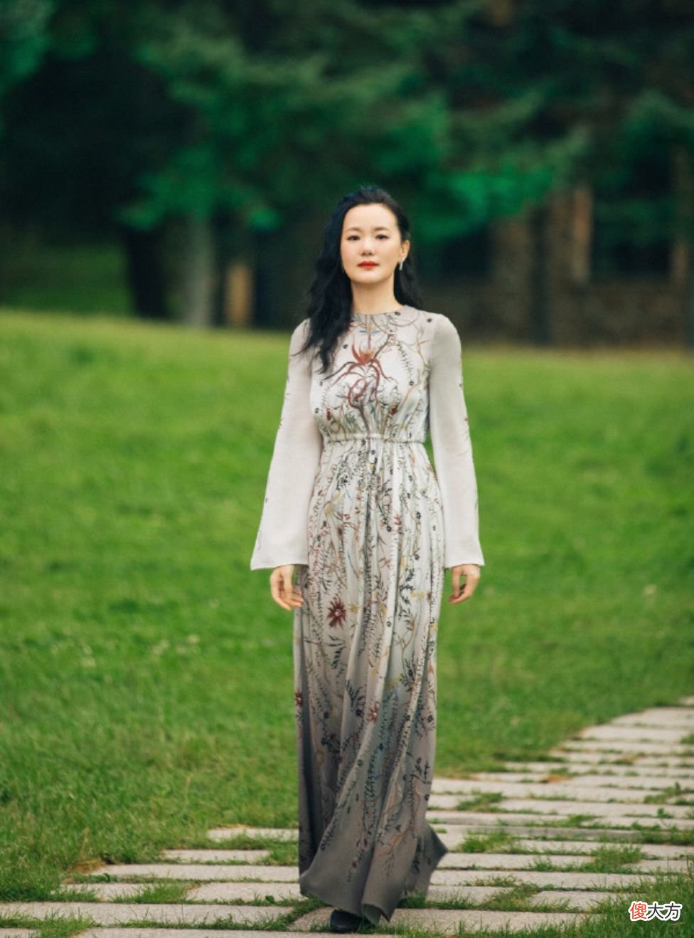 【时尚一点】中年女人穿印花裙有“大妈感”？学咏梅这么穿，气质优雅到骨子里