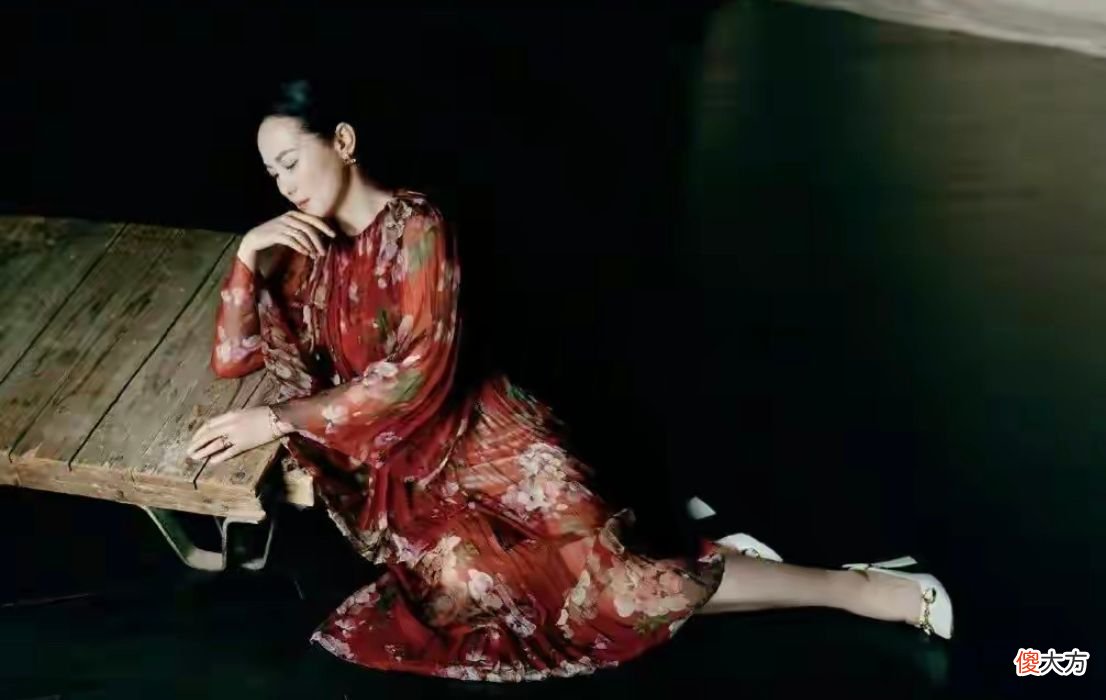 【时尚一点】中年女人穿印花裙有“大妈感”？学咏梅这么穿，气质优雅到骨子里