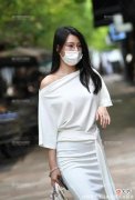 【就爱时尚】街拍白色连衣长裙穿搭的高挑气质御姐