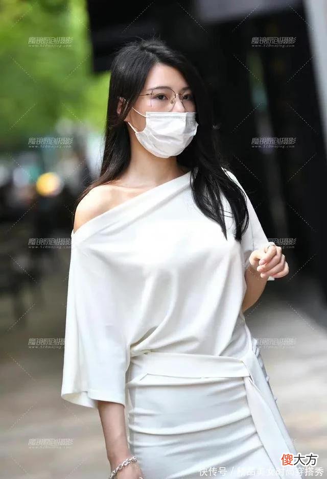 【就爱时尚】街拍白色连衣长裙穿搭的高挑气质御姐