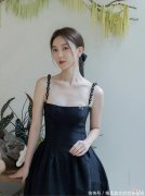 【时尚一点】吊带连衣裙，时尚大方的造型能够更好地凸显女性身材的曲线魅力