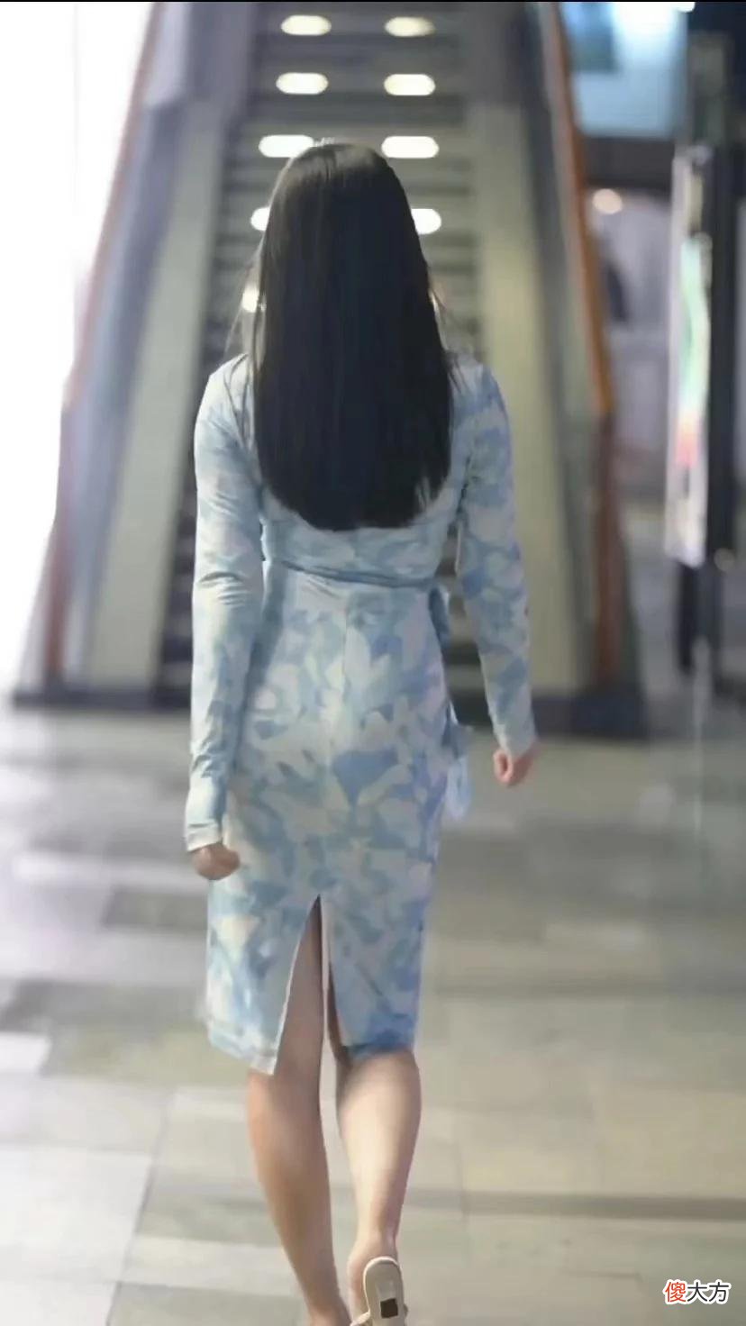 【时尚一点】时髦美女身穿身穿蓝色修身长裙，端庄典雅的气质女人味十足