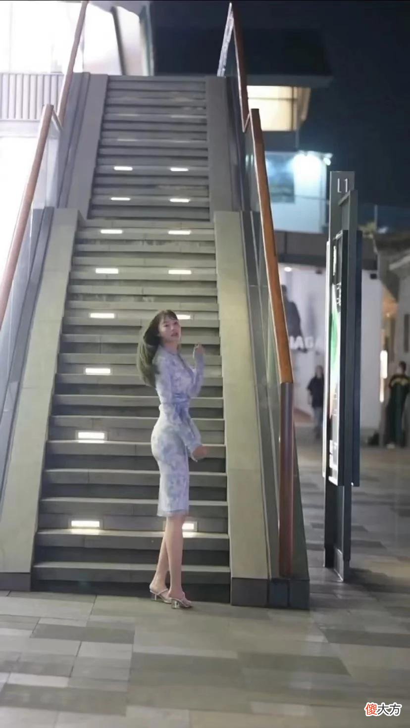 【时尚一点】时髦美女身穿身穿蓝色修身长裙，端庄典雅的气质女人味十足