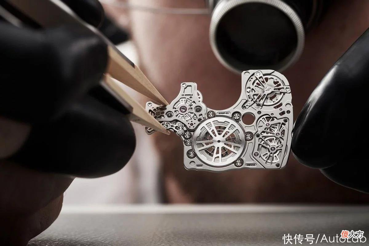 【就爱时尚】你买不起的东西又多了一项！法拉利联名手表长啥样？
