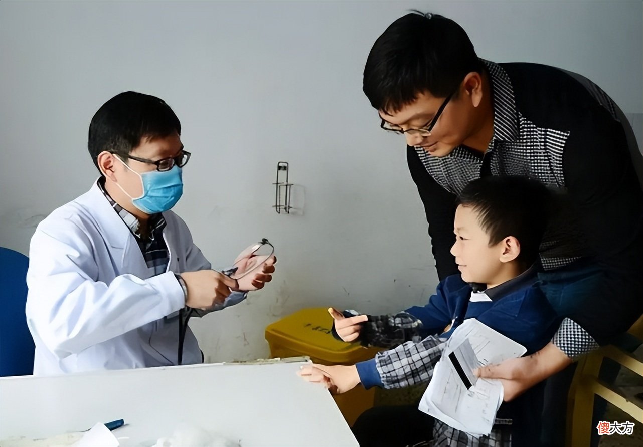 3岁男孩吞下整包干燥剂，妈妈60秒内的做法很有效，获医生点赞