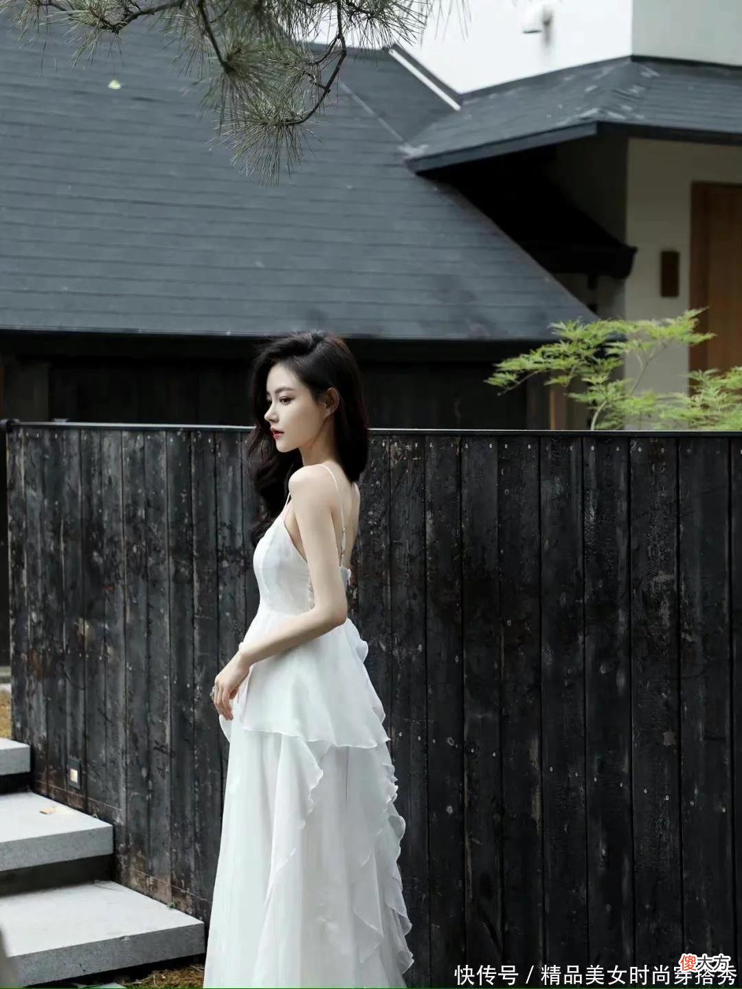 【时尚一点】一件白色吊带连衣裙，恰当露肤但是不会过于暴露，性感又有少女感，妥妥的清纯小仙女