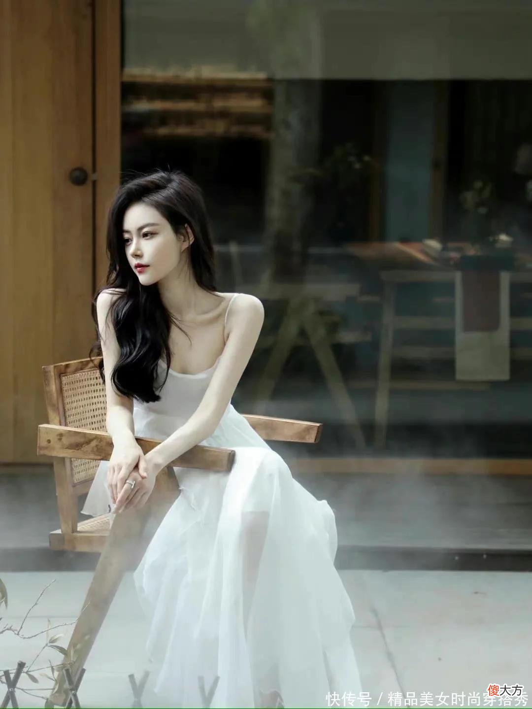 【时尚一点】一件白色吊带连衣裙，恰当露肤但是不会过于暴露，性感又有少女感，妥妥的清纯小仙女