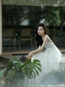 【时尚一点】一件白色吊带连衣裙，恰当露肤但是不会过于暴露，性感又有少女感，妥妥的清