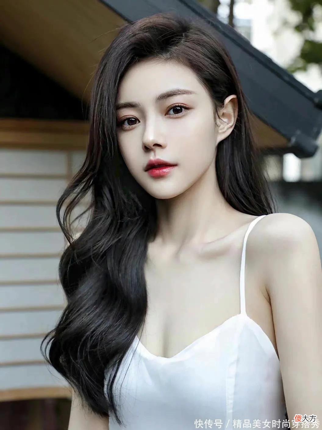 【时尚一点】一件白色吊带连衣裙，恰当露肤但是不会过于暴露，性感又有少女感，妥妥的清纯小仙女