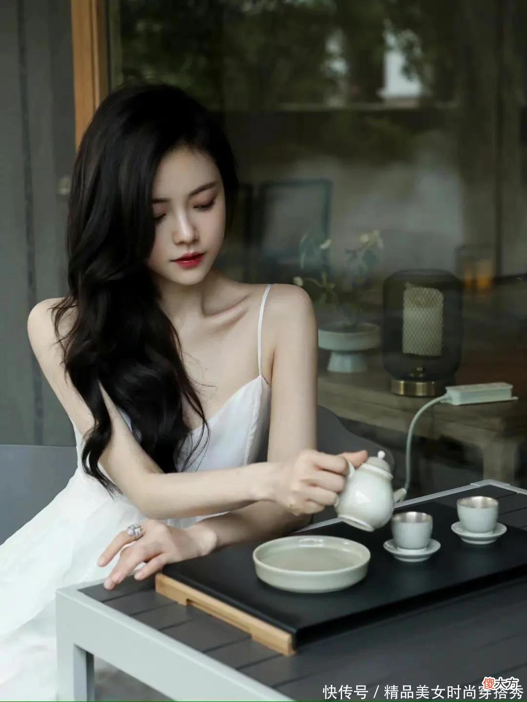 【时尚一点】一件白色吊带连衣裙，恰当露肤但是不会过于暴露，性感又有少女感，妥妥的清纯小仙女