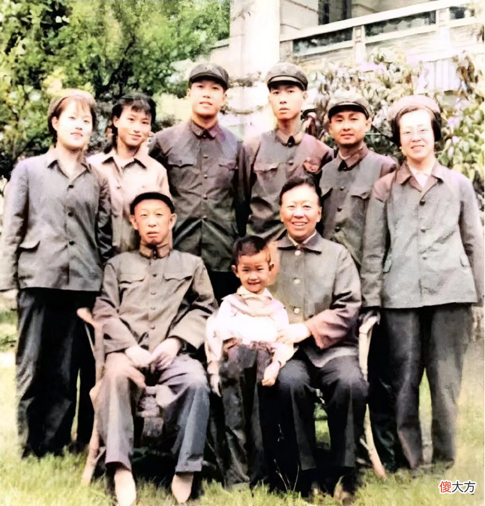 【历史故事】老照片:穷凶极恶的悍匪万光旭,遇刺后的岸信介