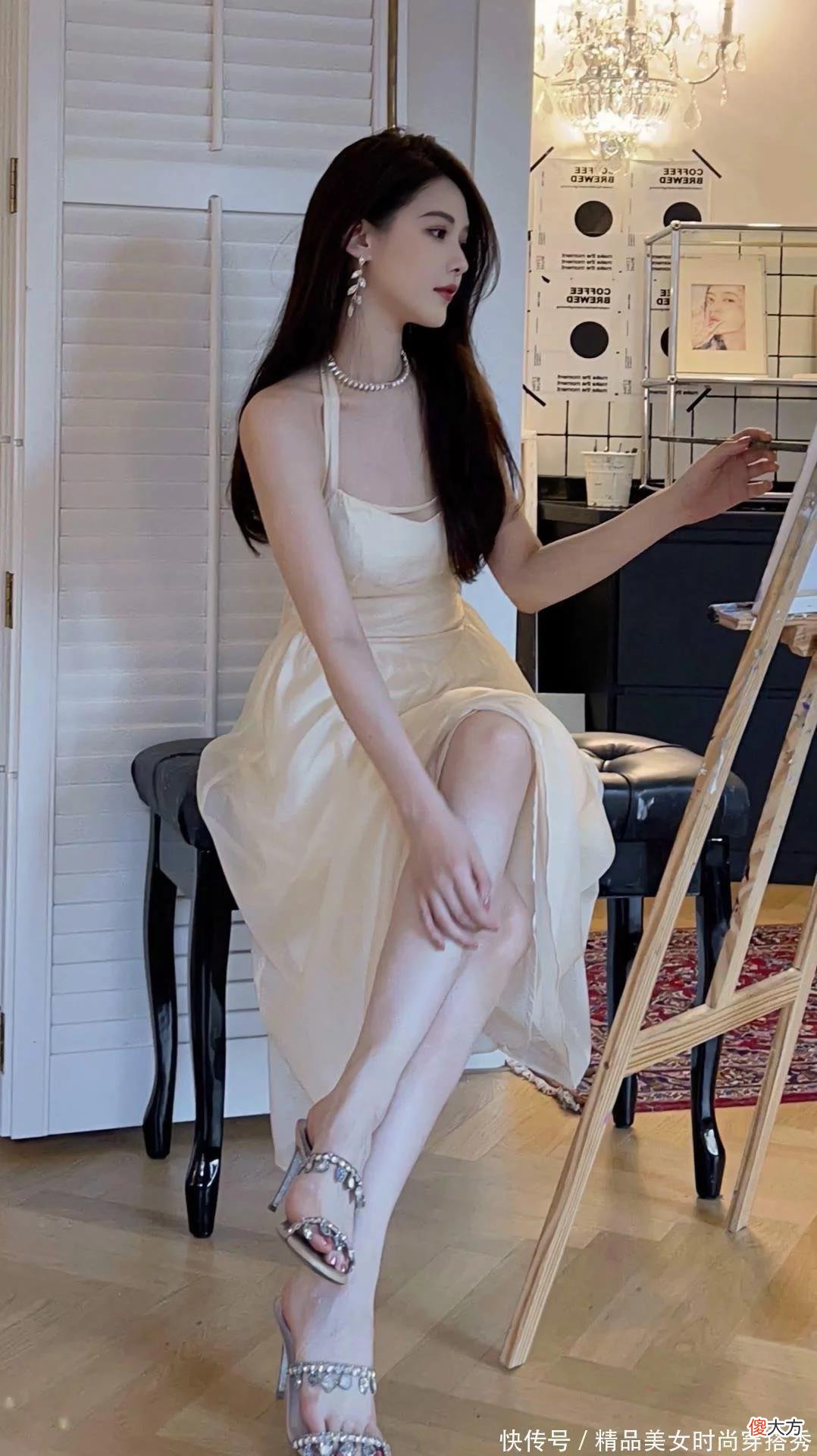 【时尚一点】淡淡的奶白色吊带裙，自带回头率，配上柔和的中性色调，惹眼吸睛