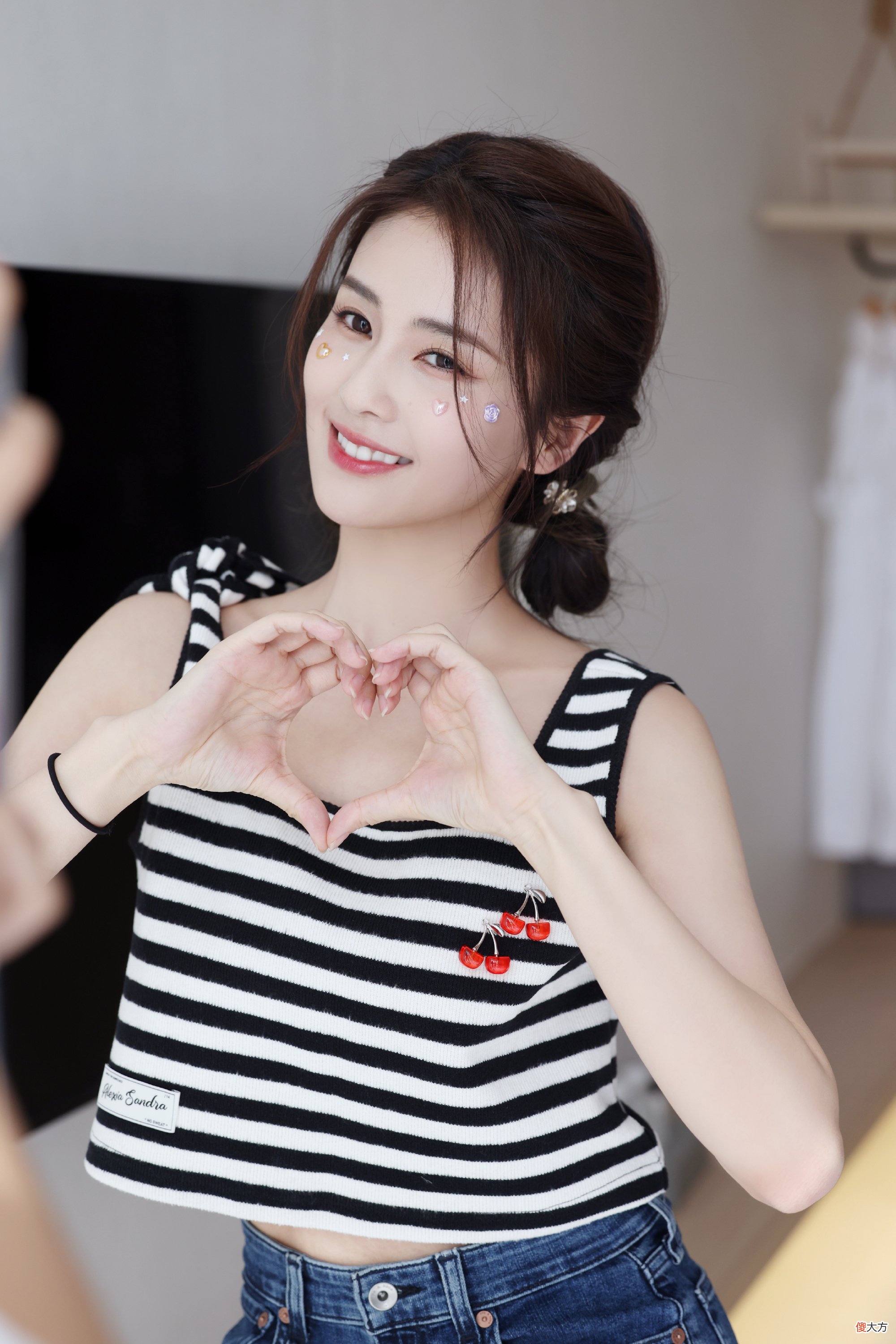 【时尚一点】不仅造型美出圈，白鹿的发型更是百变，可盐可甜堪称野生“发型博主”