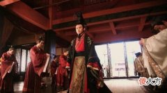 【历史故事】皇帝宴请丞相，却不给筷子，丞相吃完后愤而离去，皇帝：此人该杀