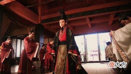 【历史故事】皇帝宴请丞相，却不给筷子，丞相吃完后愤而离去，皇帝：此人该杀