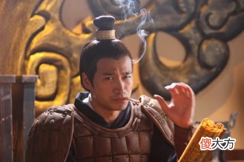 【历史故事】皇帝宴请丞相，却不给筷子，丞相吃完后愤而离去，皇帝：此人该杀