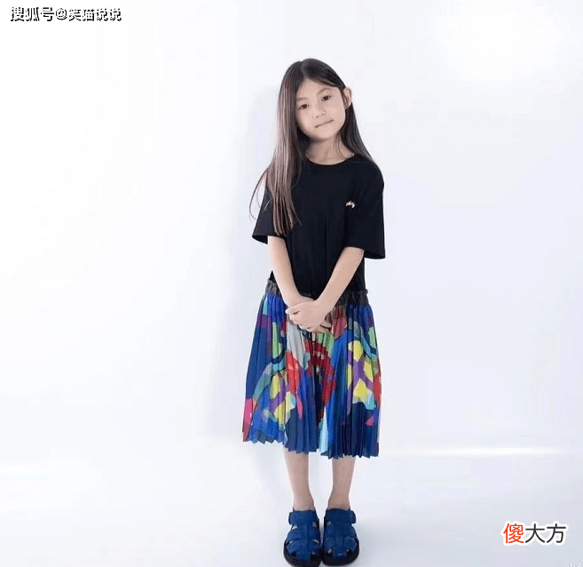 【就爱时尚】陈冠希跟妻子秦舒培带女儿出席活动酷劲十足
