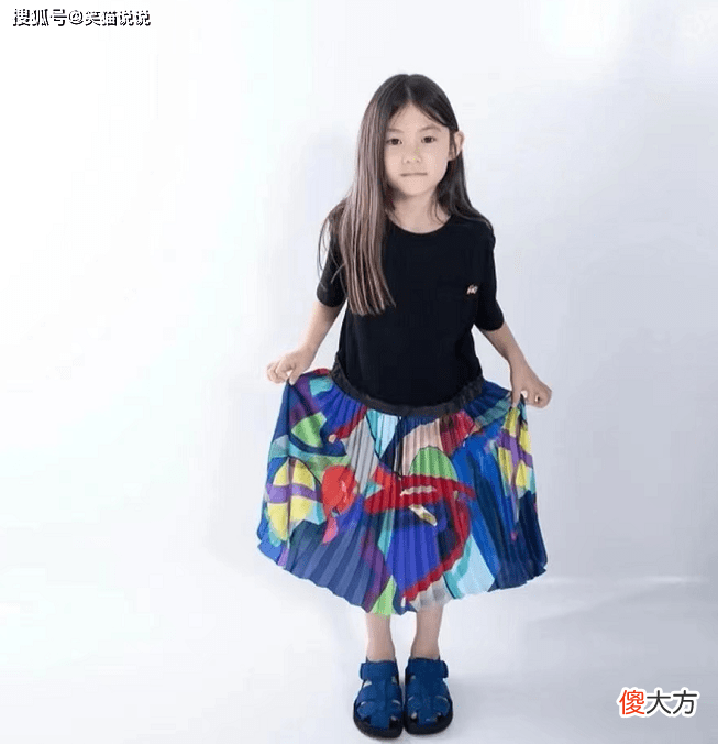 【就爱时尚】陈冠希跟妻子秦舒培带女儿出席活动酷劲十足