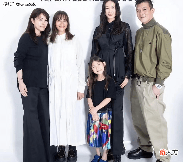 【就爱时尚】陈冠希跟妻子秦舒培带女儿出席活动酷劲十足
