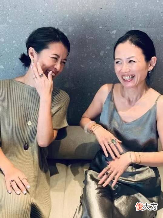 【就爱时尚】50岁女人穿衣不要太节俭，学学日本主妇的穿衣风格