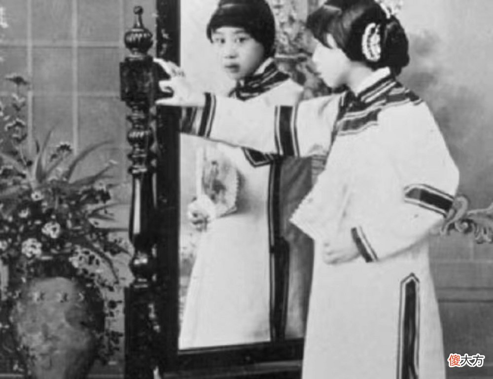 【历史故事】清末时期，19岁的“清朝格格”被带到美国，被逼在笼子里进行表演