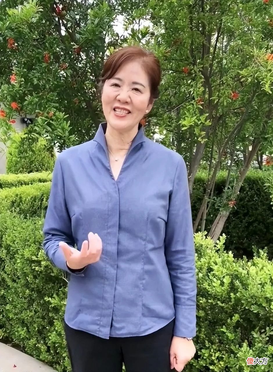 【就爱时尚】郎平和谷爱凌同框，郎平打扮朴素气场强大，谷爱凌盛装打扮也难胜