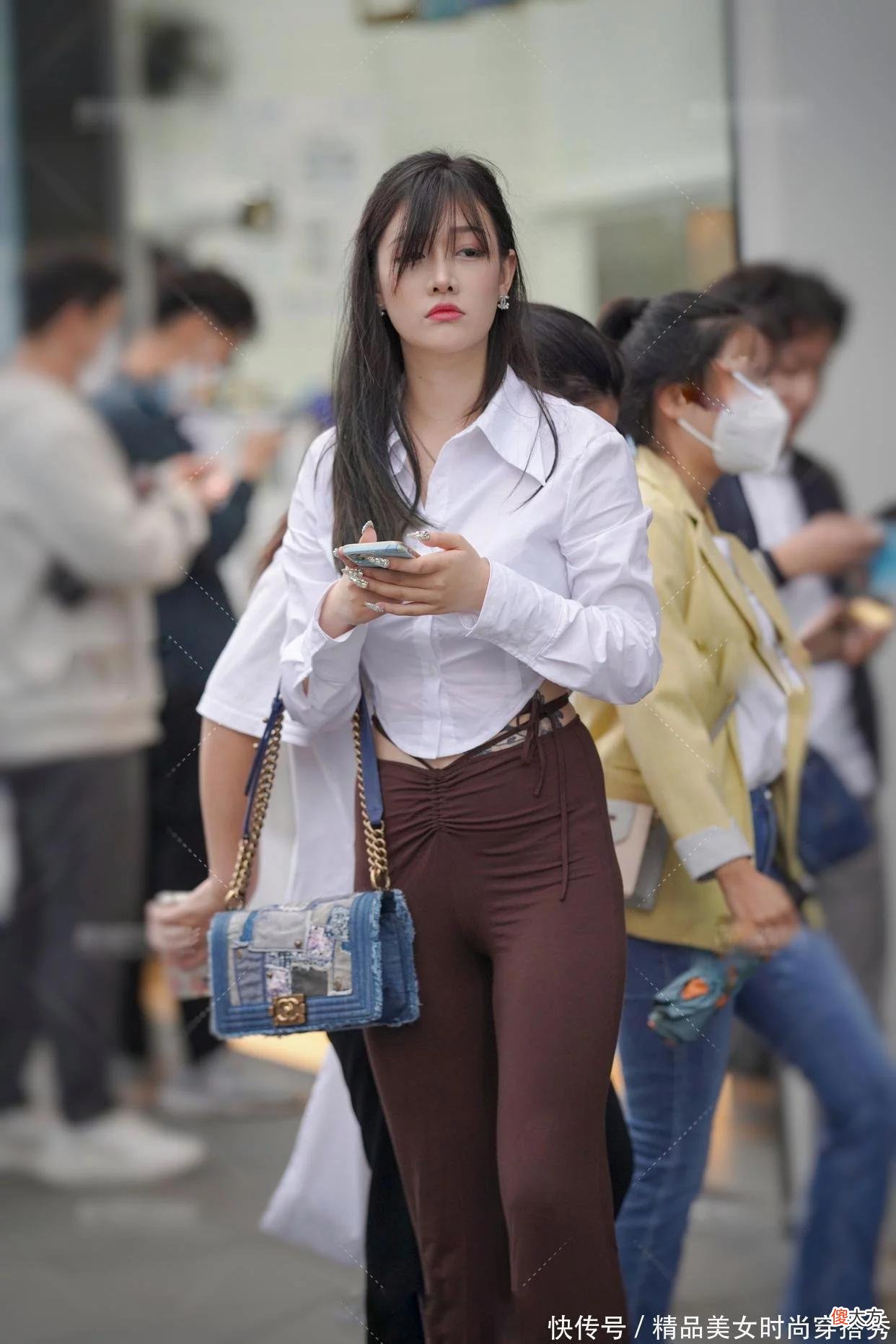 【时尚一点】白色短款衬衣搭配咖色直筒裤不仅轻松营造小蛮腰氛围感，而且还具有时尚感